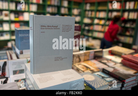 München, Deutschland. 8. Januar 2016. Mehrere Bände der kommentierten Edition des "Hitler, Mein Kampf - eine kritische Edition" präsentieren wir auf einem Tisch in der Buchhandlung Lehmkuhl. Institut Fuer Zeitgeschichte (Institut für Zeitgeschichte) präsentiert am Tag der Veröffentlichung, die kommentierte Ausgabe der ursprünglichen Veröffentlichung der entzündlichen Broschüre "Mein Kampf", verfasst von nationale sozialistische Diktator Adolf Hitler 1924. Bildnachweis: Dpa picture Alliance/Alamy Live News Stockfoto