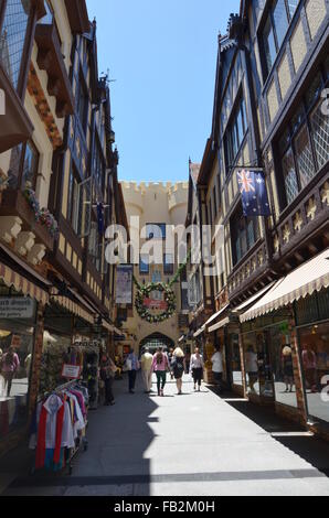 Londoner Gericht, ein mock Tudor/elisabethanischen shopping-Arkade in Perth, Australien zu Weihnachten Stockfoto