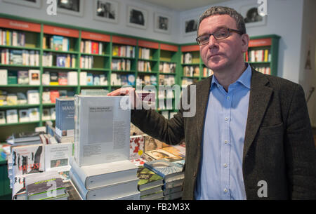 München, Deutschland. 8. Januar 2016. Michael Lemling, Manager der Buchhandlung Lehmkuhl, posiert neben einem Stapel der Ausgaben des "Hitler, Mein Kampf - Eine Kritische Edition" (lit.) Hitler, mein Kampf - eine kritische Ausgabe) in seiner Buchhandlung in München, Deutschland, 8. Januar 2016. Die kritische Edition der entzündlichen Buch "Mein Kampf", die geschrieben wurde von Adolf Hitler im Jahr 1924, die später wurde nationale sozialistische Diktator von Deutschland, wurde am selben Tag an Institut der zeitgenössischen Geschichte München eingeführt. Bildnachweis: Dpa picture Alliance/Alamy Live News Stockfoto