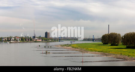 Duisburg-Homberg, Blick Unter der A40 Zur Wilhelmallee, Blick von der A40 Auf Alt-Homberg Und Industrieanlagen von Thyssen-Krupp Und Das Hotel Rheingarten Mit Friedrich-Ebert-Brücke Stockfoto