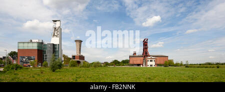 Gelsenkirchen-Schalke, Zeche Konsolidierung 3/4/9 Dependance Mit Altem Und Neuem Förderturm Und Consol-Theater Stockfoto