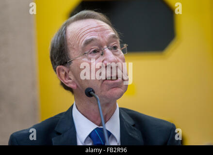 München, Deutschland. 8. Januar 2016. Britischer Historiker und Hitler Biograf Ian Kershaw während einer Pressekonferenz während einer Präsentation der kommentierten Version von "Hitler, Mein Kampf - Eine Kritische Edition spricht" (lit.) Hitler, mein Kampf - eine kritische Ausgabe) am Institut Fuer Zeitgeschichte (Institut für Zeitgeschichte). Das Institut präsentiert am Tag der Veröffentlichung, die kommentierte Ausgabe der ursprünglichen Veröffentlichung der entzündlichen Broschüre "Mein Kampf", verfasst von nationale sozialistische Diktator Adolf Hitler 1924. Foto: Marc Müller/Dpa/Alamy Live News Stockfoto