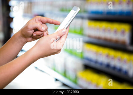 Ansicht der Frau mit ihrem Smartphone zugeschnitten Stockfoto