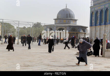 Jerusalem, Jerusalem, Palästina. 8. Januar 2016. Palästinensische muslimische Gläubige gehen vor der Kuppel der Rock Moschee nach Freitagsgebet in al-Aqsa-Moschee, drittheiligste Stätte im Islam, in der Jerusalemer Altstadt auf 8. Januar 2016 Credit: Mahfouz Abu Türke/APA Bilder/ZUMA Draht/Alamy Live News Stockfoto