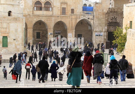 Jerusalem, Jerusalem, Palästina. 8. Januar 2016. Palästinensische muslimische Gläubige gehen vor der Kuppel der Rock Moschee nach Freitagsgebet in al-Aqsa-Moschee, drittheiligste Stätte im Islam, in der Jerusalemer Altstadt auf 8. Januar 2016 Credit: Mahfouz Abu Türke/APA Bilder/ZUMA Draht/Alamy Live News Stockfoto