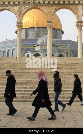 Jerusalem, Jerusalem, Palästina. 8. Januar 2016. Palästinensische muslimische Gläubige gehen vor der Kuppel der Rock Moschee nach Freitagsgebet in al-Aqsa-Moschee, drittheiligste Stätte im Islam, in der Jerusalemer Altstadt auf 8. Januar 2016 Credit: Mahfouz Abu Türke/APA Bilder/ZUMA Draht/Alamy Live News Stockfoto