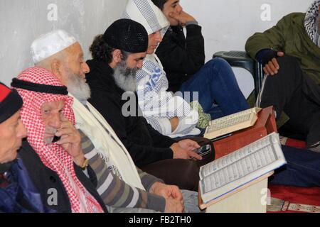 Jerusalem, Jerusalem, Palästina. 8. Januar 2016. Palästinensische muslimische Gläubige lesen eine Heilige Koran nach Freitagsgebet in al-Aqsa-Moschee, drittheiligste Stätte im Islam, in der Jerusalemer Altstadt auf 8. Januar 2016 Credit: Mahfouz Abu Türke/APA Bilder/ZUMA Draht/Alamy Live News Stockfoto