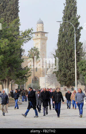 Jerusalem, Jerusalem, Palästina. 8. Januar 2016. Palästinensische muslimische Gläubige gehen vor der Kuppel der Rock Moschee nach Freitagsgebet in al-Aqsa-Moschee, drittheiligste Stätte im Islam, in der Jerusalemer Altstadt auf 8. Januar 2016 Credit: Mahfouz Abu Türke/APA Bilder/ZUMA Draht/Alamy Live News Stockfoto