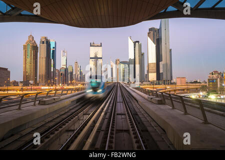 POV auf dem modernen fahrerlosen Dubai erhöhte Metro Schienensystem, entlang der Sheikh Zayed Road, Dubai, Vereinigte Arabische Emirate Stockfoto