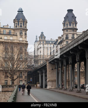 Frankr Paris Pont de Bir-Hakeim Doppelstšckige SeinebrŸcke 1905 von Louis Biette Oben Metro unten Stra§e 74005 Faktoren Mit HŠusern bin Ausgangspunkt Seineufer Stockfoto