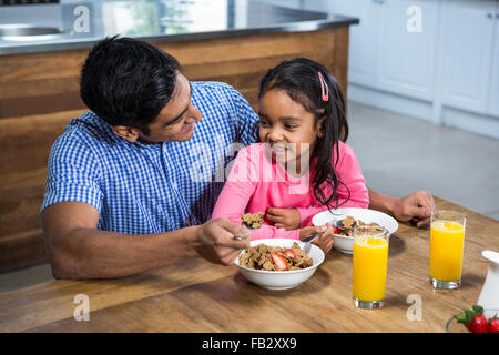 Glücklicher Vater mit seiner Tochter zu frühstücken Stockfoto