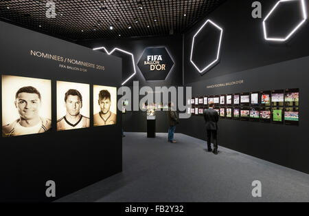 Besucher in den Showroom der FIFA Ballon d ' or Ausstellung in der Zukunft neue FIFA World Football Museum in Zürich, Schweiz. Stockfoto