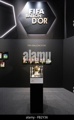 Die FIFA Ballon d ' or Trophy wird im künftigen FIFA-Museum in Zürich, ein paar Tage vor der Preisverleihung 2015 ausgestellt. Stockfoto