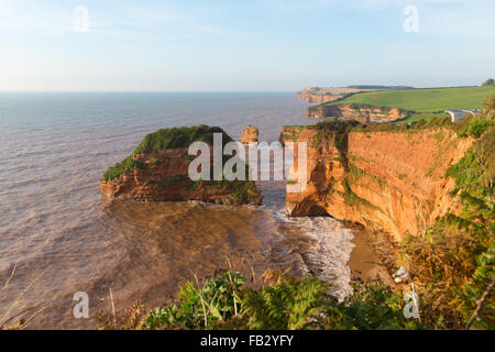 Jurassic Küste von Devon England UK befindet sich zwischen Budleigh Salterton und Sidmouth Sandstein roten Felsen stacks Stockfoto