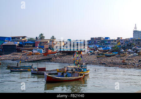 Armenhäuser in Indien, Mumbai, an der Meeresküste, Armenhäuser, Müll, Boote, Angeln Gehäuse, Ökologie, der Meeresküste, schmutzig, Fischer, Leben Stockfoto