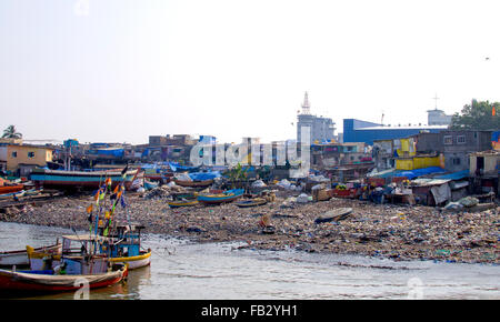 Armenhäuser in Indien, Mumbai, am Meeresufer, Armenhäuser, Müll, Boote, Angeln, Gehäuse, Ökologie, der Meeresküste, schmutzig, Fischer Stockfoto