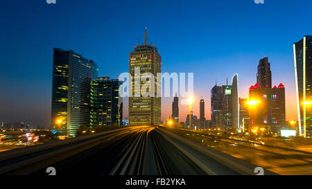 POV auf dem modernen fahrerlosen Dubai erhöhte Metro Schienensystem, entlang der Sheikh Zayed Road, Dubai, Vereinigte Arabische Emirate Stockfoto
