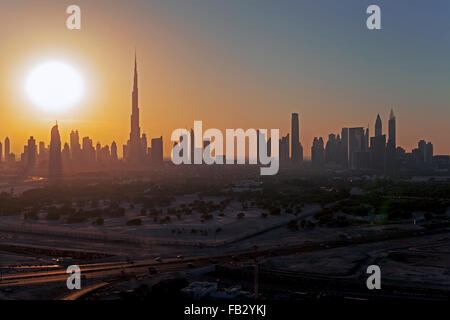 Vereinigte Arabische Emirate, Dubai, erhöhten Blick auf die neue Skyline von Dubai, Burj Khalifa, moderne Architektur und Skyscrappers auf S Stockfoto