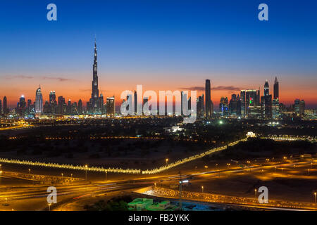 Vereinigte Arabische Emirate, Dubai, erhöhten Blick auf die neue Skyline von Dubai, Burj Khalifa, moderne Architektur und Skyscrappers auf S Stockfoto