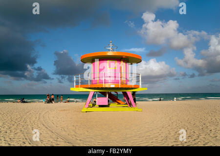 Art-Deco-Stil Rettungsschwimmer-Hütte am South Beach, Ocean Drive, Miami Beach, Miami, Florida, USA Stockfoto