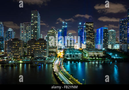 Blick vom Brickell Key, einer kleinen Insel bedeckt in Apartment-Türme auf die Skyline von Miami, Miami, Florida, USA Stockfoto