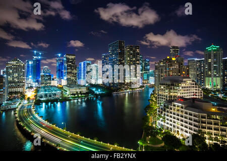 Blick vom Brickell Key, einer kleinen Insel bedeckt in Apartment-Türme auf die Skyline von Miami, Miami, Florida, USA Stockfoto