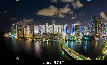 Blick vom Brickell Key, einer kleinen Insel bedeckt in Apartment-Türme auf die Skyline von Miami, Miami, Florida, USA Stockfoto