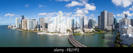 Blick vom Brickell Key, einer kleinen Insel bedeckt in Apartment-Türme auf die Skyline von Miami, Miami, Florida, USA Stockfoto