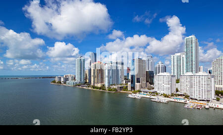 Blick vom Brickell Key, einer kleinen Insel bedeckt in Apartment-Türme auf die Skyline von Miami, Miami, Florida, USA Stockfoto