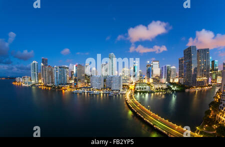 Blick vom Brickell Key, einer kleinen Insel bedeckt in Apartment-Türme auf die Skyline von Miami, Miami, Florida, USA Stockfoto