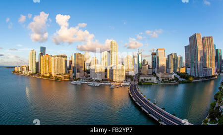 Blick vom Brickell Key, einer kleinen Insel bedeckt in Apartment-Türme auf die Skyline von Miami, Miami, Florida, USA Stockfoto