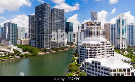 Blick vom Brickell Key, einer kleinen Insel bedeckt in Apartment-Türme auf die Skyline von Miami, Miami, Florida, USA Stockfoto