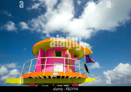 Art-Deco-Stil Rettungsschwimmer-Hütte am South Beach, Ocean Drive, Miami Beach, Miami, Florida, USA Stockfoto