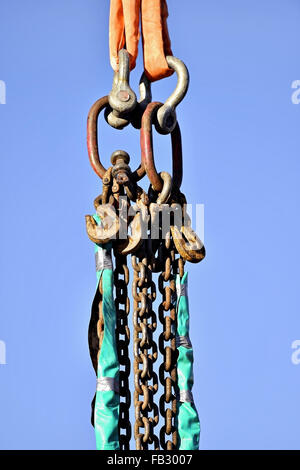 Schwere Industrie-Kette eingehakt auf einen Baukran Stockfoto