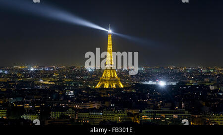 Paris erhöhte Nacht Skyline der Stadt mit beleuchteten Eiffelturm, Frankreich, Europa Stockfoto