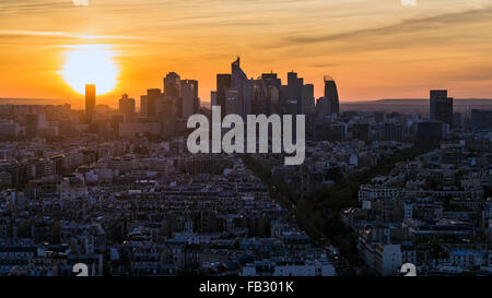Sonnenuntergang über Paris und La Défense Geschäftsviertel, Frankreich, Europa, erhöhten Blick Stockfoto