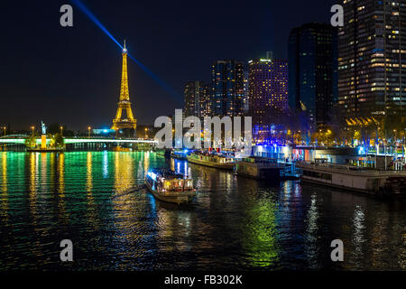 Nachtansicht der Ufer mit Booten und Hochhäuser auf der Rive Gauche und Eiffelturm, Paris, Frankreich, Europa Stockfoto