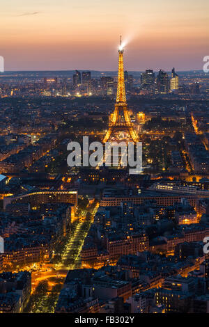 Paris erhöhte Nacht Skyline der Stadt mit beleuchteten Eiffelturm, Frankreich, Europa Stockfoto