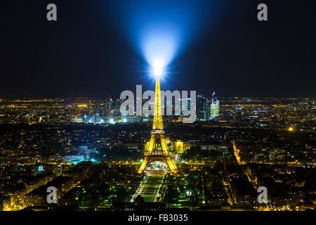 Paris erhöhte Nacht Skyline der Stadt mit beleuchteten Eiffelturm, Frankreich, Europa Stockfoto