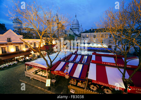 Café und Street Szene in Montmartre, Paris, Frankreich, Europa, erhöhten Blick am Abend Stockfoto