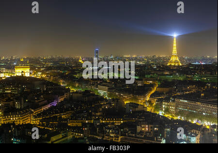 Paris erhöhte Nacht Skyline der Stadt, der beleuchtete Eiffelturm und Arc de Triomphe, Frankreich, Europa Stockfoto