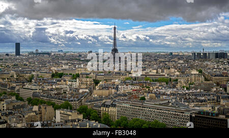 Eiffelturm, erhöhten stürmischen Stadtbild betrachtet über Dächer, Paris, Frankreich, Europa Stockfoto