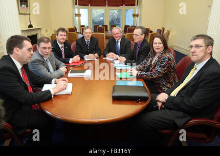 Sechs Ratsmitgliedern - treffen drei von DUP und drei von Sinn Féin zum ersten Mal, die Frage der Parade zu prüfen. (fr Stockfoto