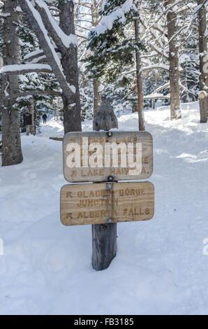 Ein Zeichen in den Rocky Mountains leitet Skifahrer und Schneeschuhwanderer an verschiedene malerische Orte Stockfoto