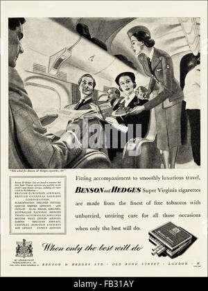 Original volle Seite vintage Advert von 1950. Werbung von 1953 Werbung Benson & Hedges Zigaretten im Flugzeug verkauft wird. 50s Retro Stockfoto