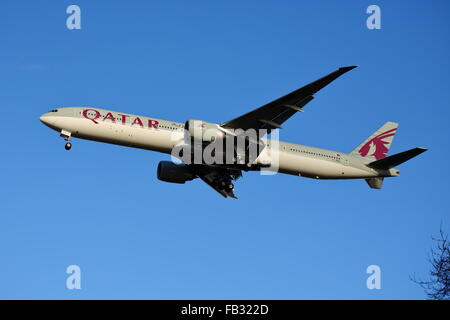 Qatar Airways Boeing 777-3DZER A7-Bett landet auf dem Flughafen Heathrow, London, UK Stockfoto