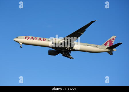 Qatar Airways Boeing 777-3DZER A7-Bett landet auf dem Flughafen Heathrow, London, UK Stockfoto