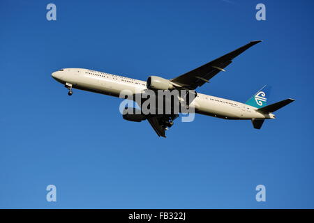 Air New Zealand Boeing 777-319(ER) ZK-OKM landet auf dem Flughafen Heathrow, London, UK Stockfoto