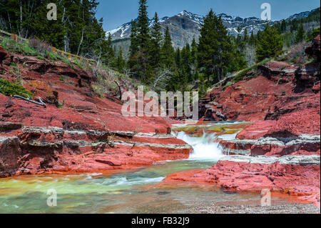 Red Rock Creek mit Vimy Peak und Wälder im Hintergrund in Waterton Lakes Nationalpark, Alberta, Kanada Stockfoto