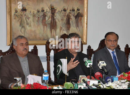 Chief Minister Balochistan Nawab Sana Ullah Zehri eine gemeinsame Pressekonferenz mit Bundesministerin für Entwicklung und Planung Ahsan Iqbal, bei lokalen Hotel von Quetta auf Freitag, 8. Januar 2016 halten. Stockfoto